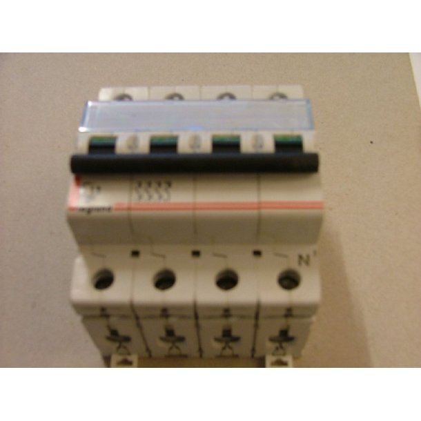 AUTOMATSIKRING 13A B KARAKTERISTIK 3P+N