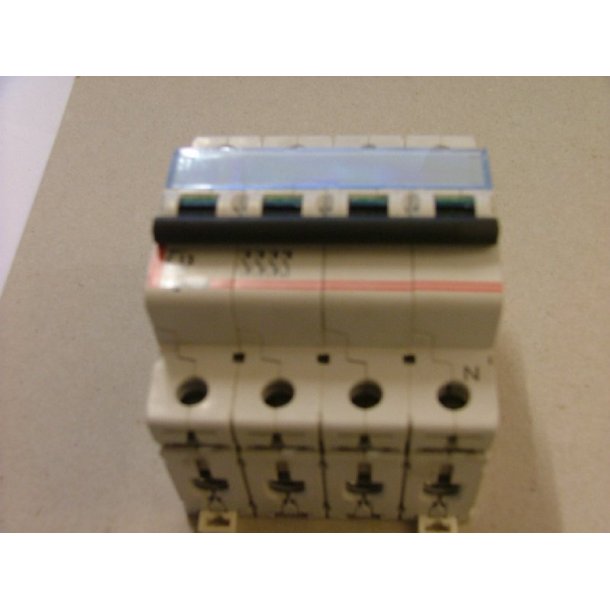 AUTOMATSIKRING 13A C KARAKTERISTIK 3P+N